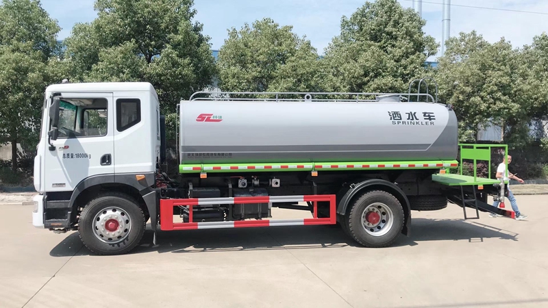 国六东风D9 15方洒水车